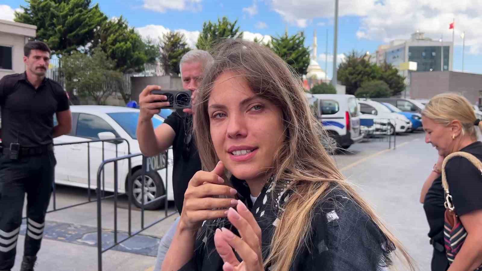 İstanbul Cumhuriyet Başsavcılığı tarafından yürütülen "Ahbaplar suç örgütü" soruşturması kapsamında oyuncu Eda Ece, ifade vermek üzere Çağlayan Adliyesine geldi.