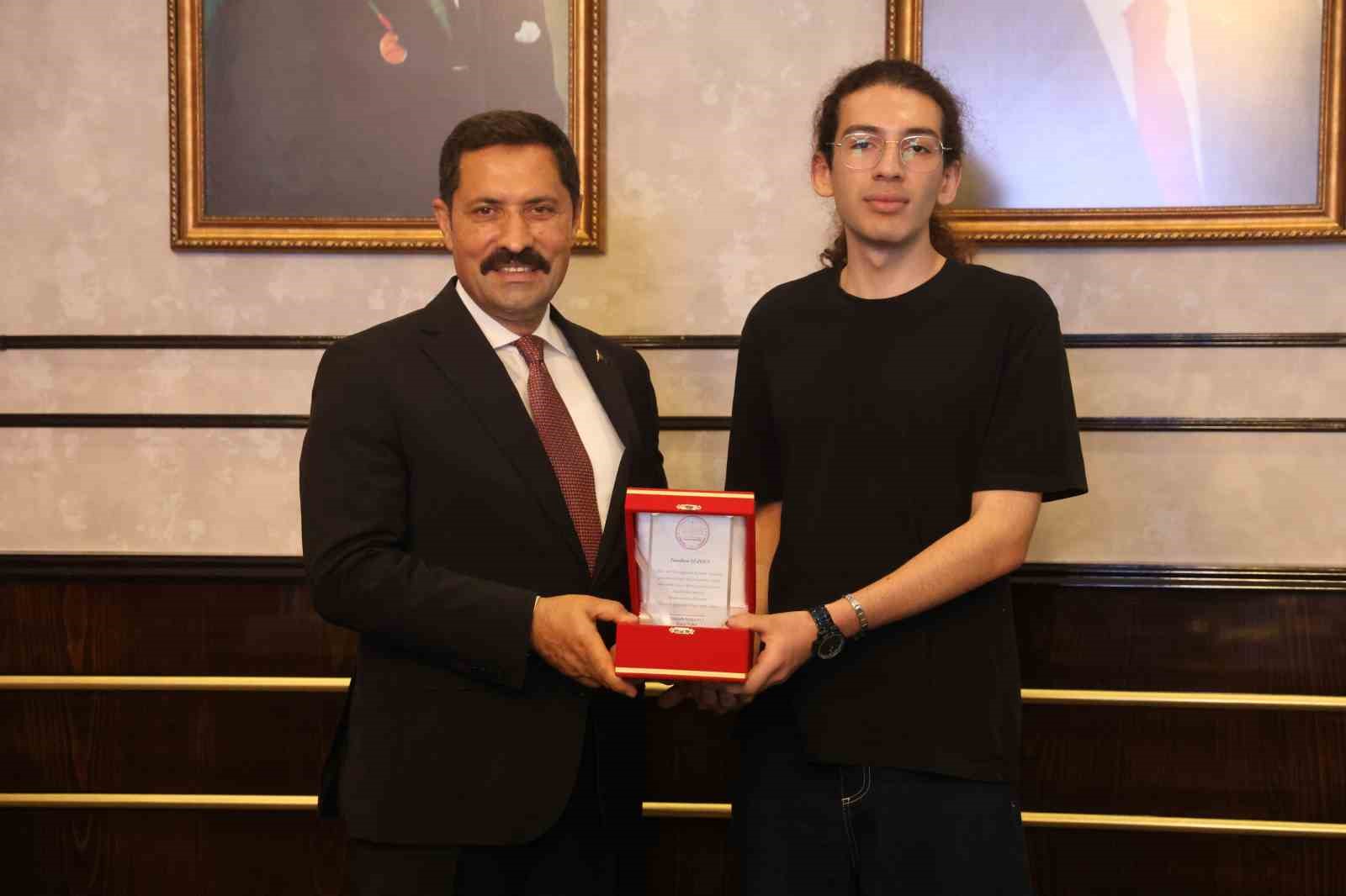 Depremin izlerinin silindiği Hatay’da 8 öğrenci LGS’de birinci oldu, 25 öğrenci YKS’de ilk binde yer aldı