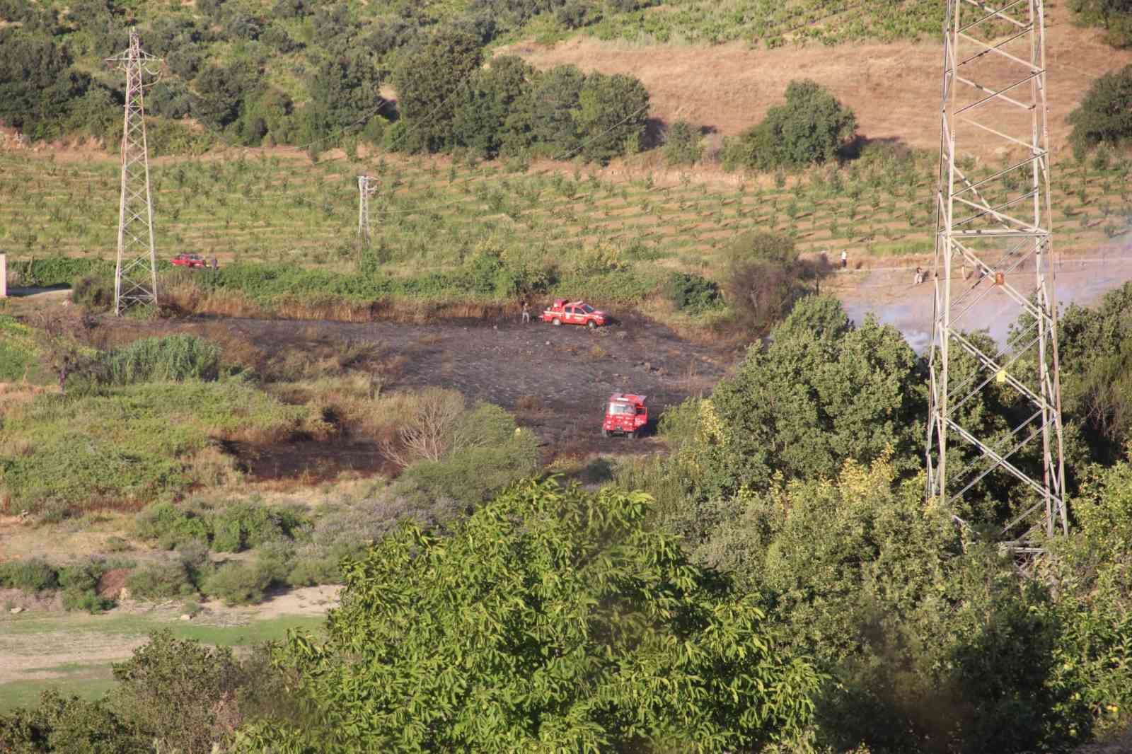 Çanakkale’de tarım arazisinde çıkan yangın kısa sürede kontrol altına alındı
