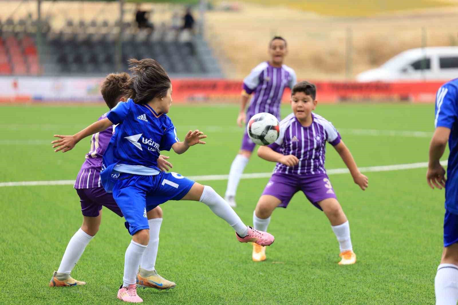 Çorum’da futbol şöleni: 400 sporcunun katıldığı Hitit Cup başladı