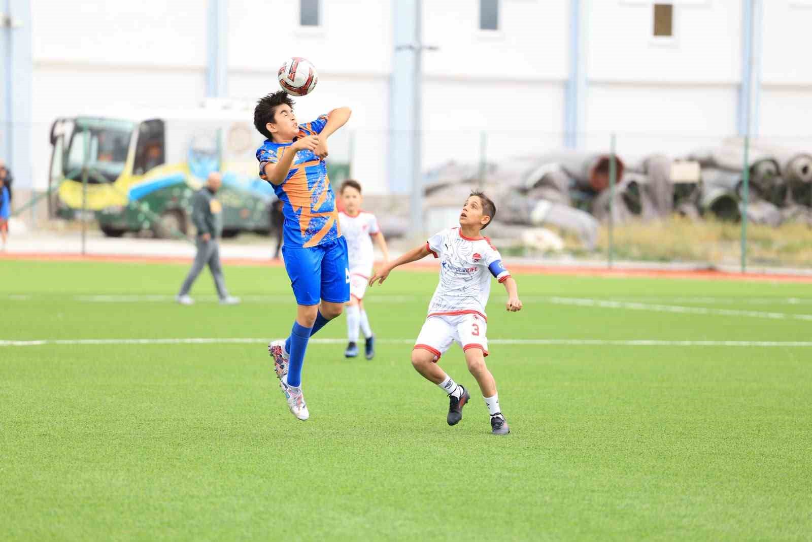 Çorum’da futbol şöleni: 400 sporcunun katıldığı Hitit Cup başladı