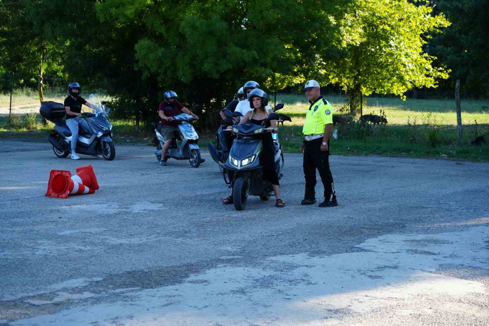 Edirne’de motosiklet sürücülerine ceza yerine güvenli sürüş eğitimi