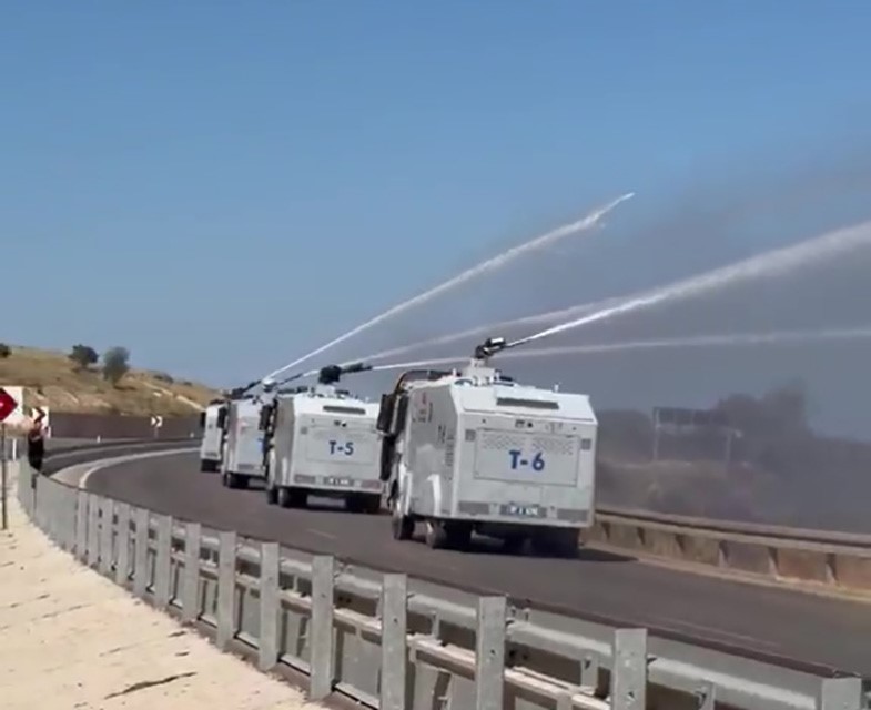 Kontrol altına alınan orman yangınında peş peşe sıralanan TOMA’ların müdahalesi