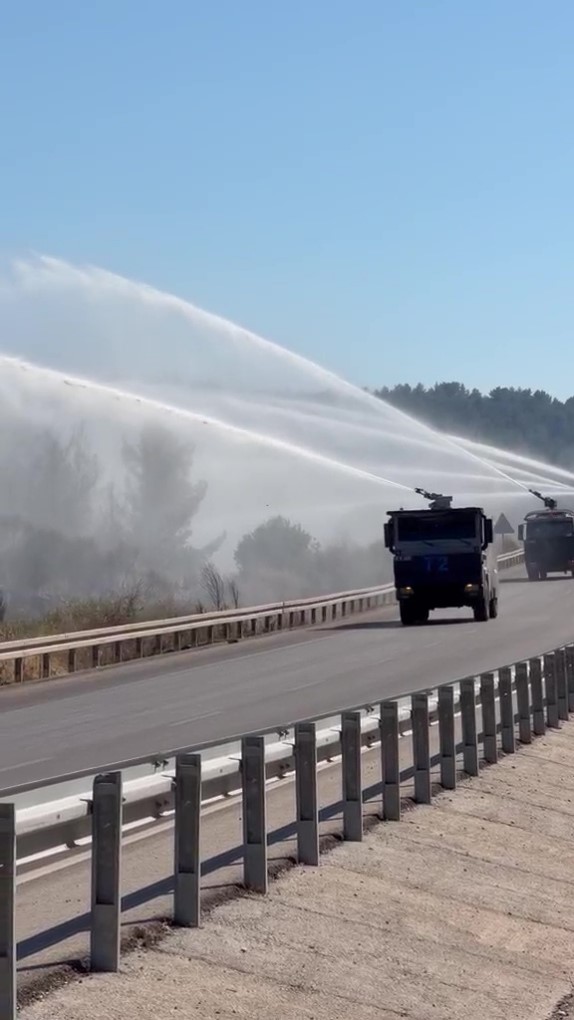 Kontrol altına alınan orman yangınında peş peşe sıralanan TOMA’ların müdahalesi
