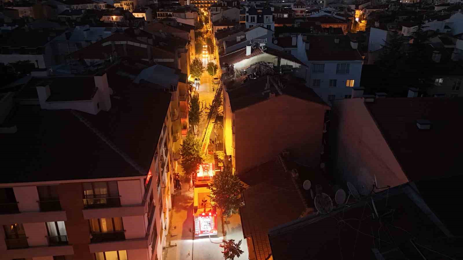 Eskişehir’de 4 katlı binanın çatısında yangın çıktı: Dumandan etkilenenler var