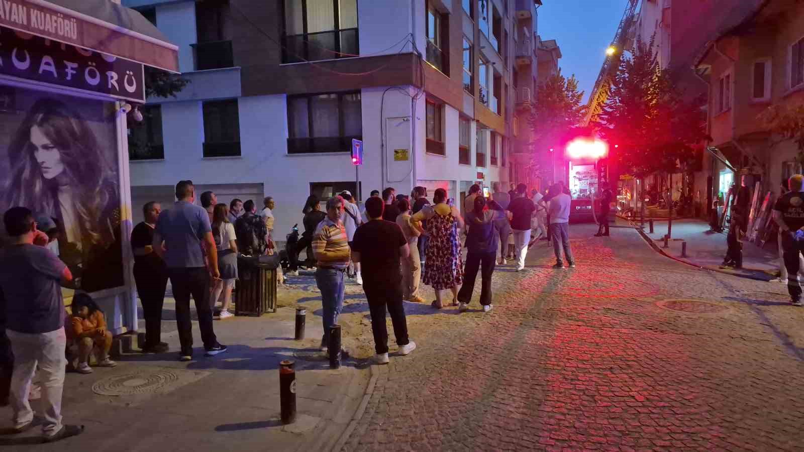 Eskişehir’de 4 katlı binanın çatısında yangın çıktı: Dumandan etkilenenler var