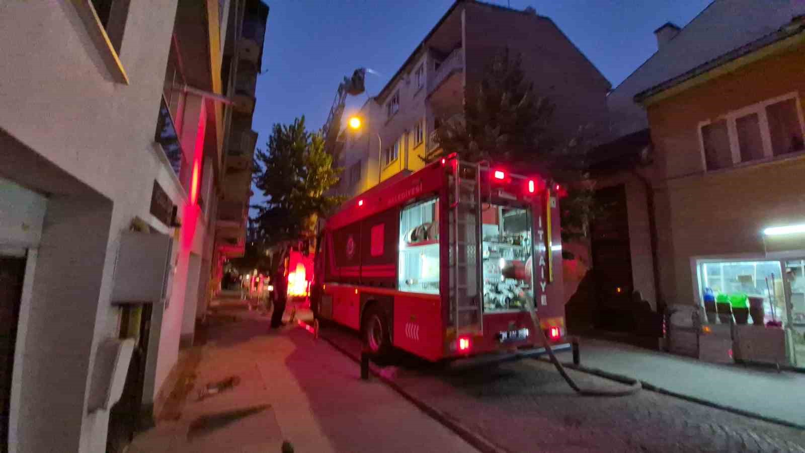 Eskişehir’de 4 katlı binanın çatısında yangın çıktı: Dumandan etkilenenler var