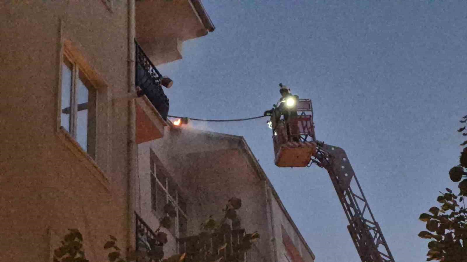 Eskişehir’de 4 katlı binanın çatısında yangın çıktı: Dumandan etkilenenler var