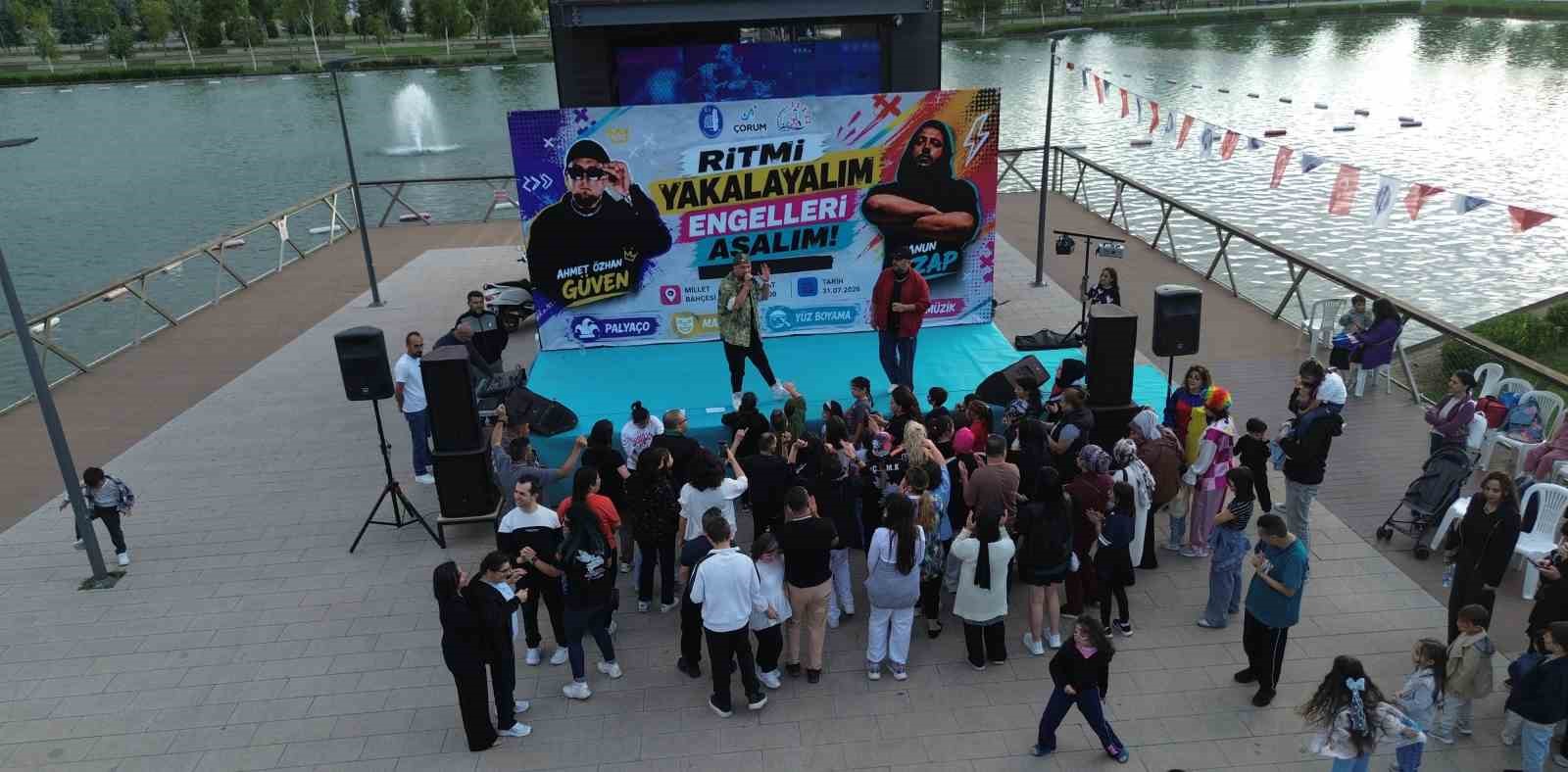 Çorum’da rap konserinde özel bireyler doyasıya eğlendi