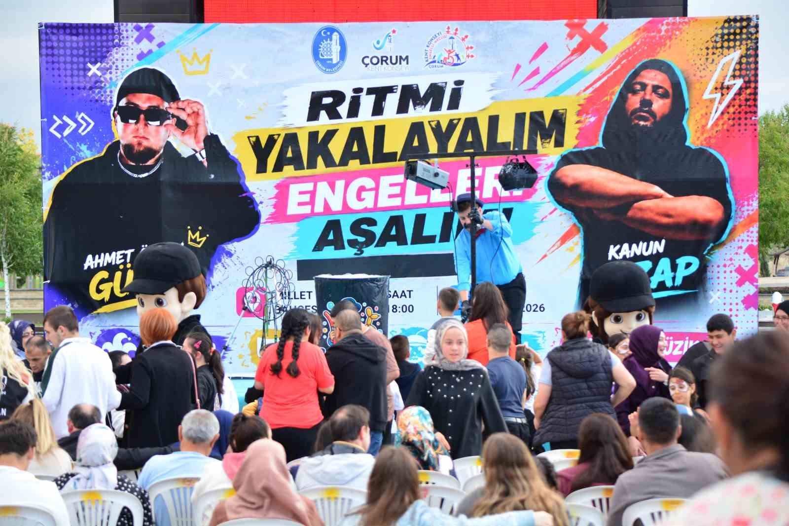 Çorum’da rap konserinde özel bireyler doyasıya eğlendi
