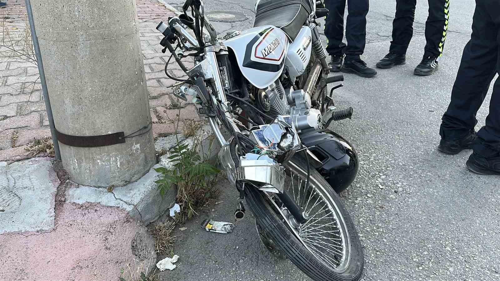 Burdur’da hafif ticari araç ile motosiklet çarpıştı: 1’i ağır 2 yaralı