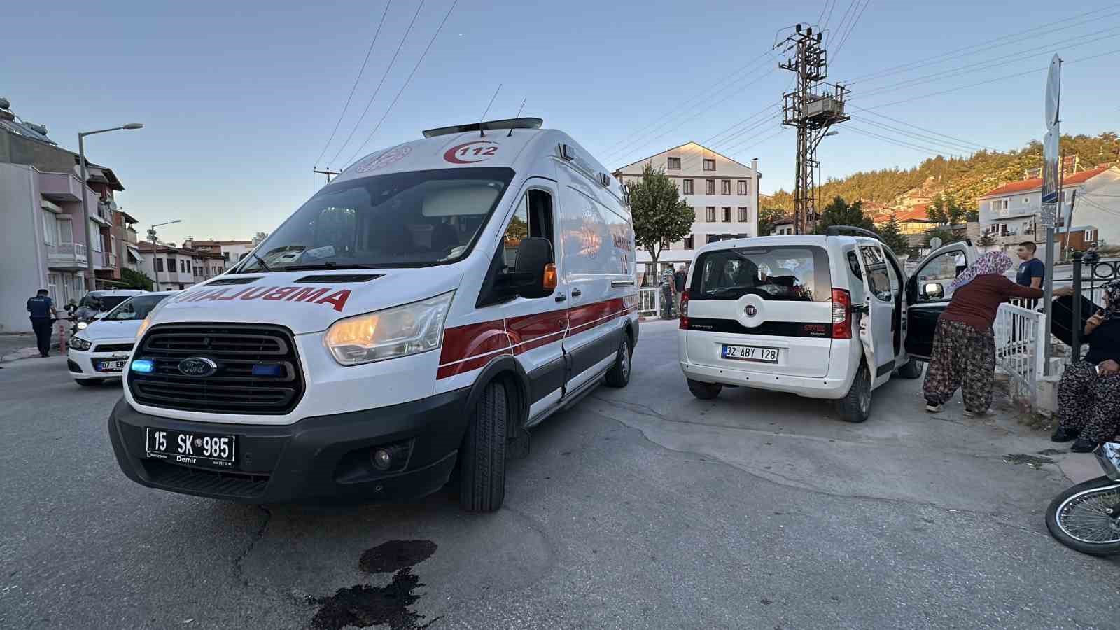 Burdur’da hafif ticari araç ile motosiklet çarpıştı: 1’i ağır 2 yaralı