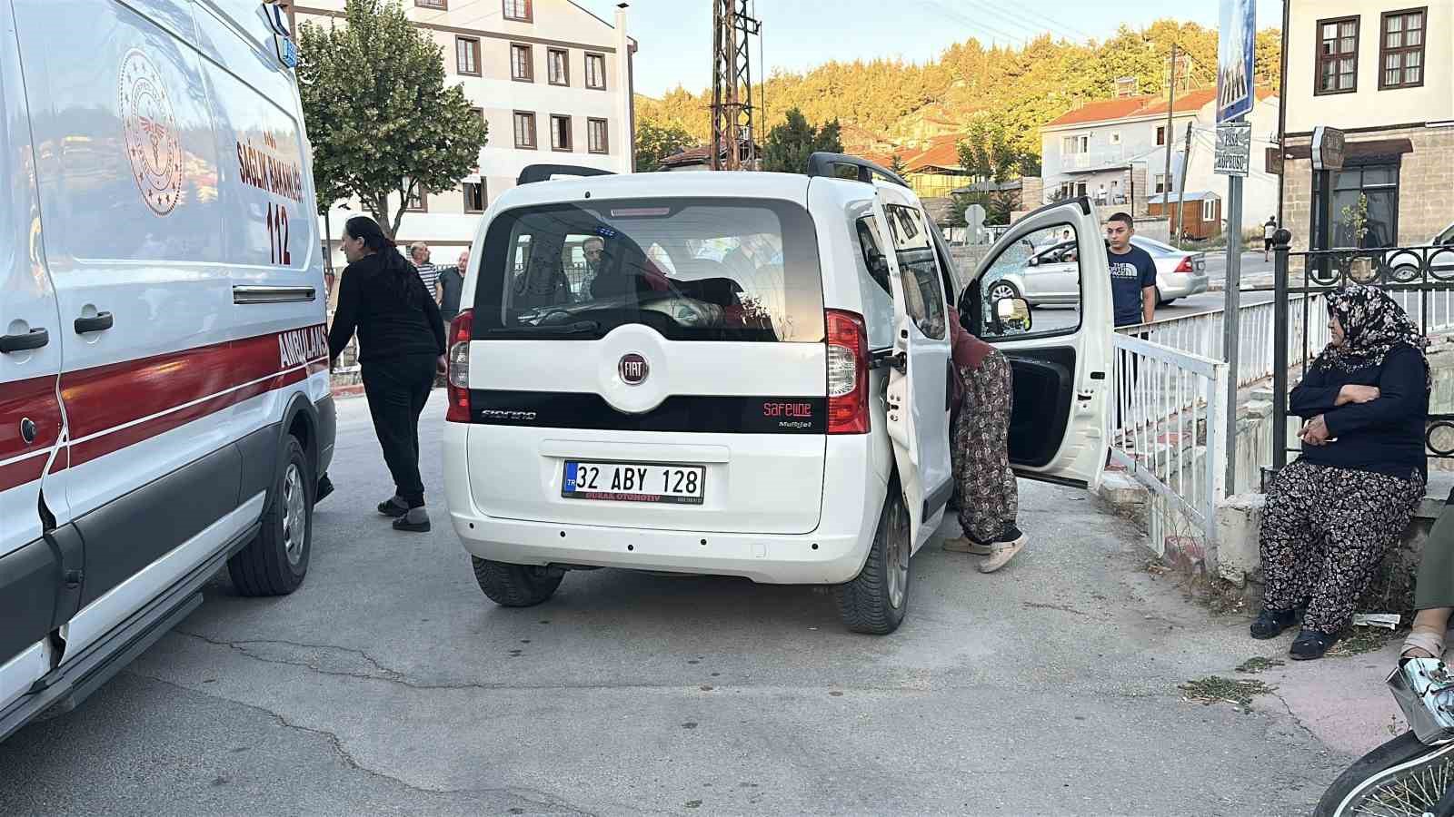 Burdur’da hafif ticari araç ile motosiklet çarpıştı: 1’i ağır 2 yaralı