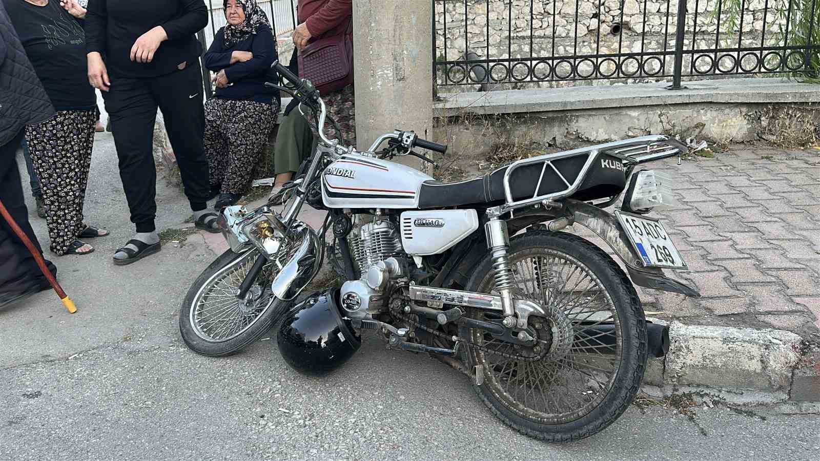Burdur’da hafif ticari araç ile motosiklet çarpıştı: 1’i ağır 2 yaralı