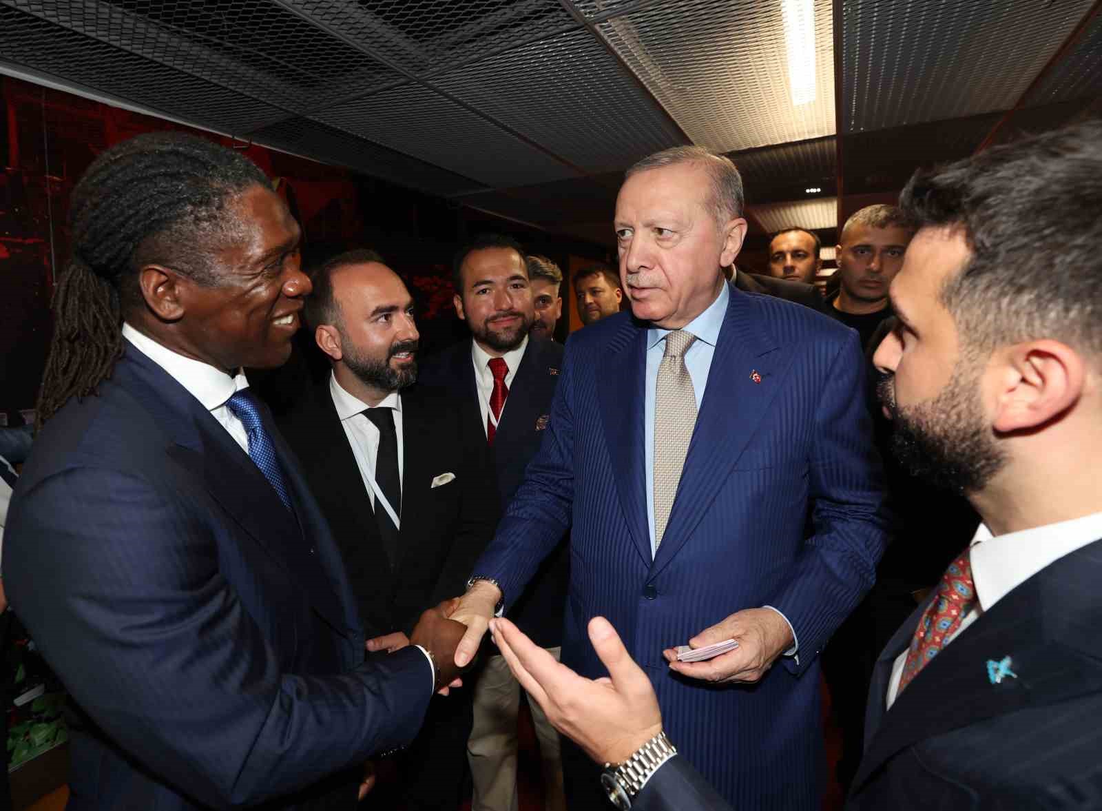 Cumhurbaşkanı Erdoğan: "Gençlerimizin en iyi şekilde yetişmeniz için tüm gücümüzle çalışıyoruz"