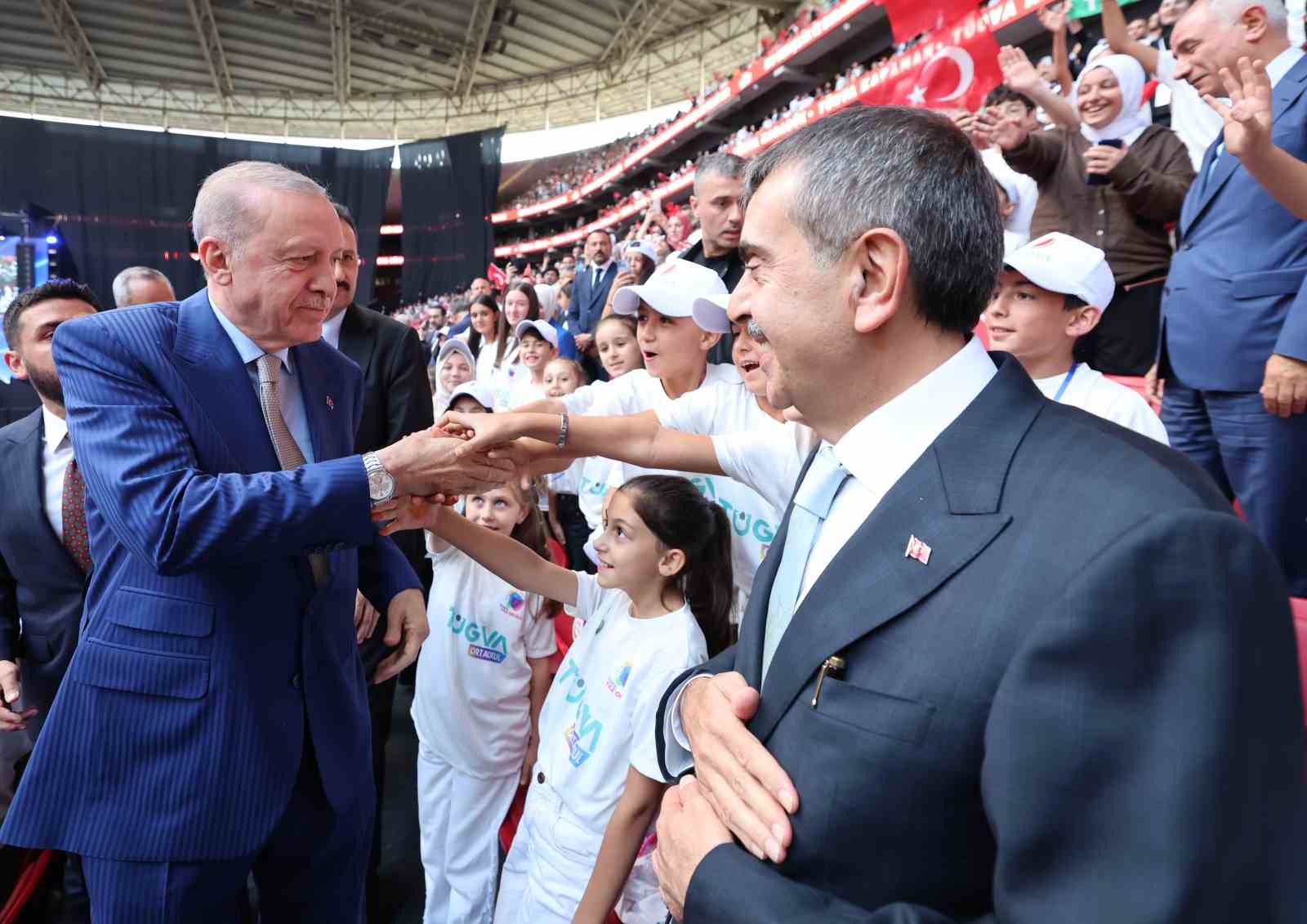 Cumhurbaşkanı Erdoğan: "Gençlerimizin en iyi şekilde yetişmeniz için tüm gücümüzle çalışıyoruz"