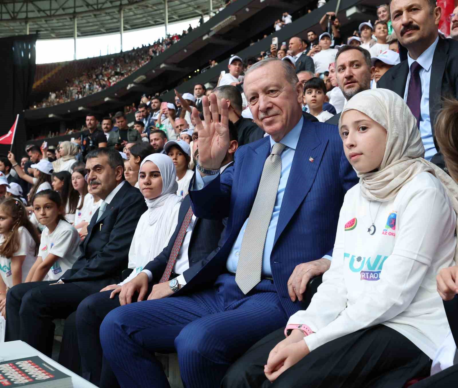 Cumhurbaşkanı Erdoğan: "Gençlerimizin en iyi şekilde yetişmeniz için tüm gücümüzle çalışıyoruz"
