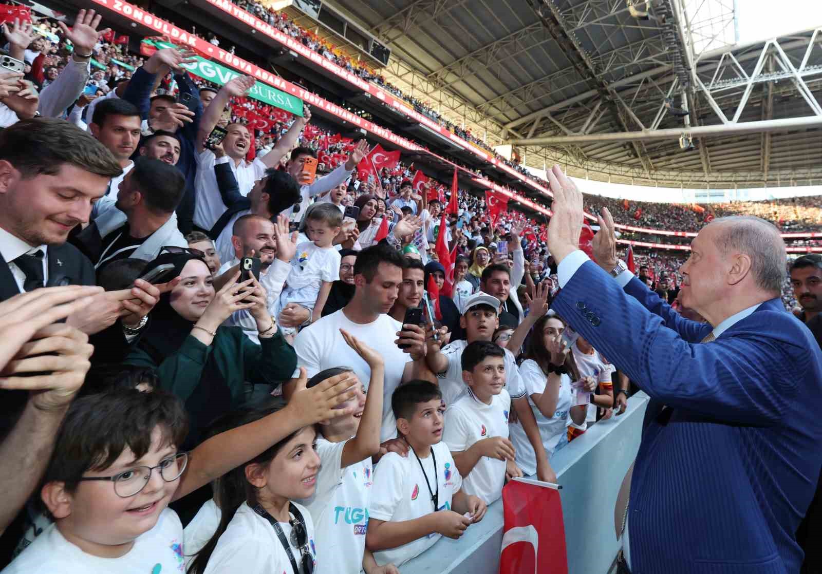 Cumhurbaşkanı Erdoğan: "Gençlerimizin en iyi şekilde yetişmeniz için tüm gücümüzle çalışıyoruz"