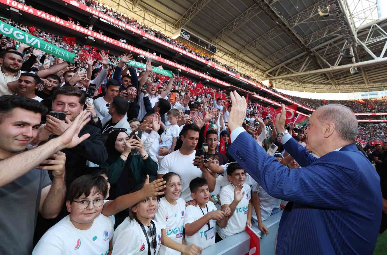 Cumhurbaşkanı Erdoğan: "Gençlerimizin en iyi şekilde yetişmeniz için tüm gücümüzle çalışıyoruz"