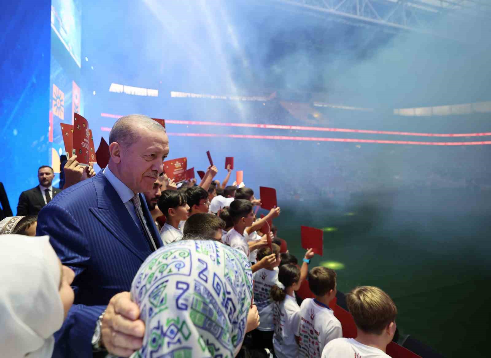 Cumhurbaşkanı Erdoğan: "Gençlerimizin en iyi şekilde yetişmeniz için tüm gücümüzle çalışıyoruz"