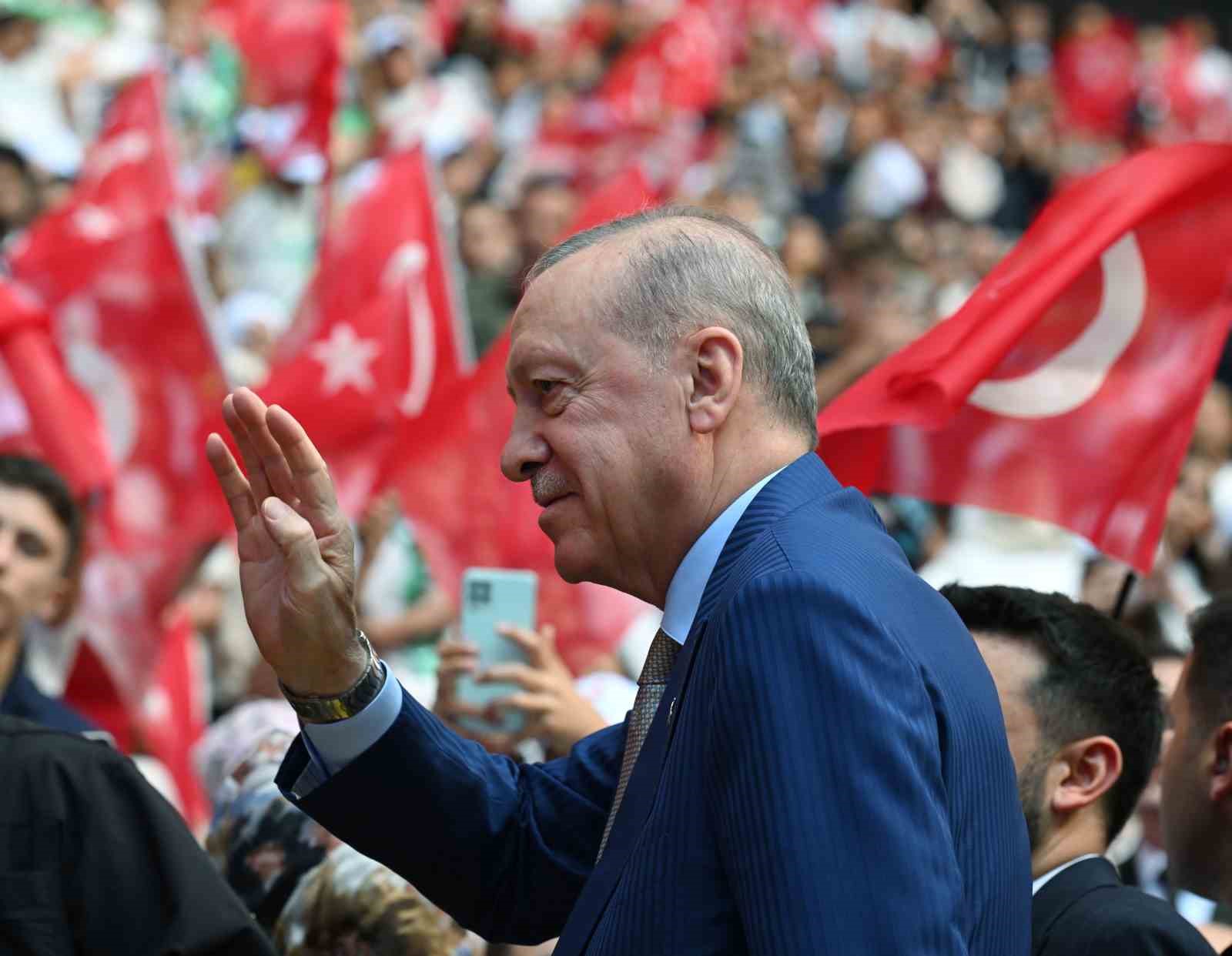 Cumhurbaşkanı Erdoğan: "Gençlerimizin en iyi şekilde yetişmeniz için tüm gücümüzle çalışıyoruz"