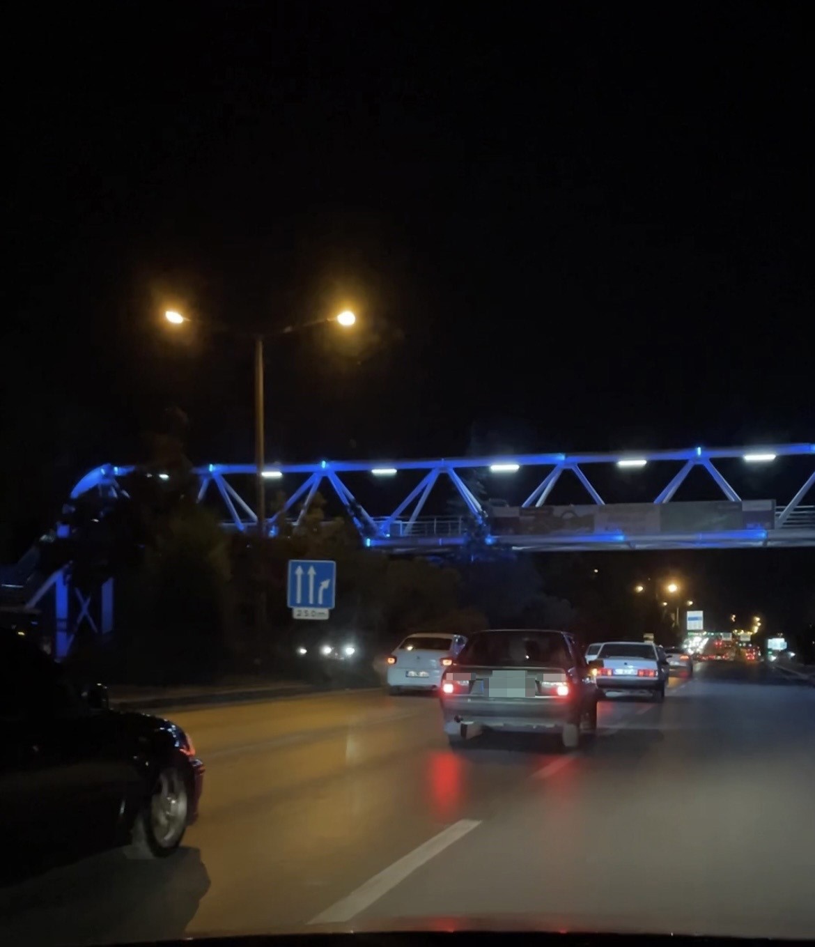 Makas atan sürücü hem yanındakileri hem trafiği tehlikeye attı