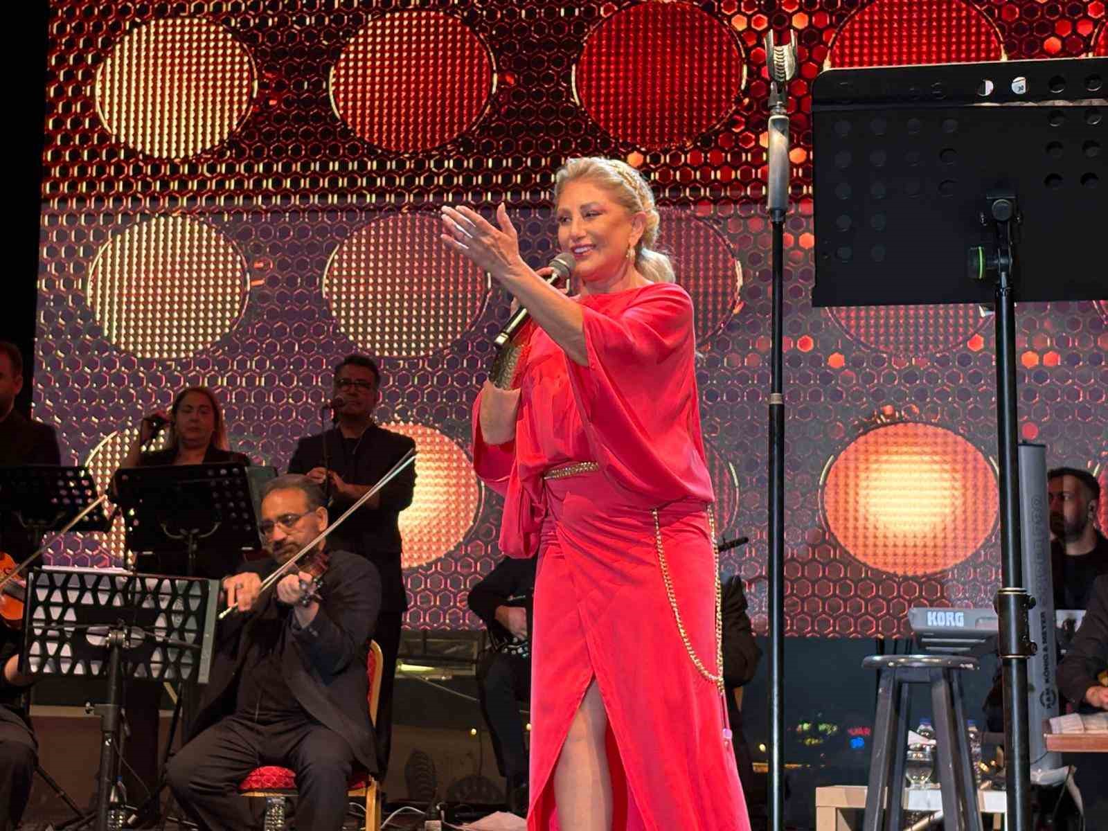 Muazzez Ersoy, Kayseri’de sahne aldı