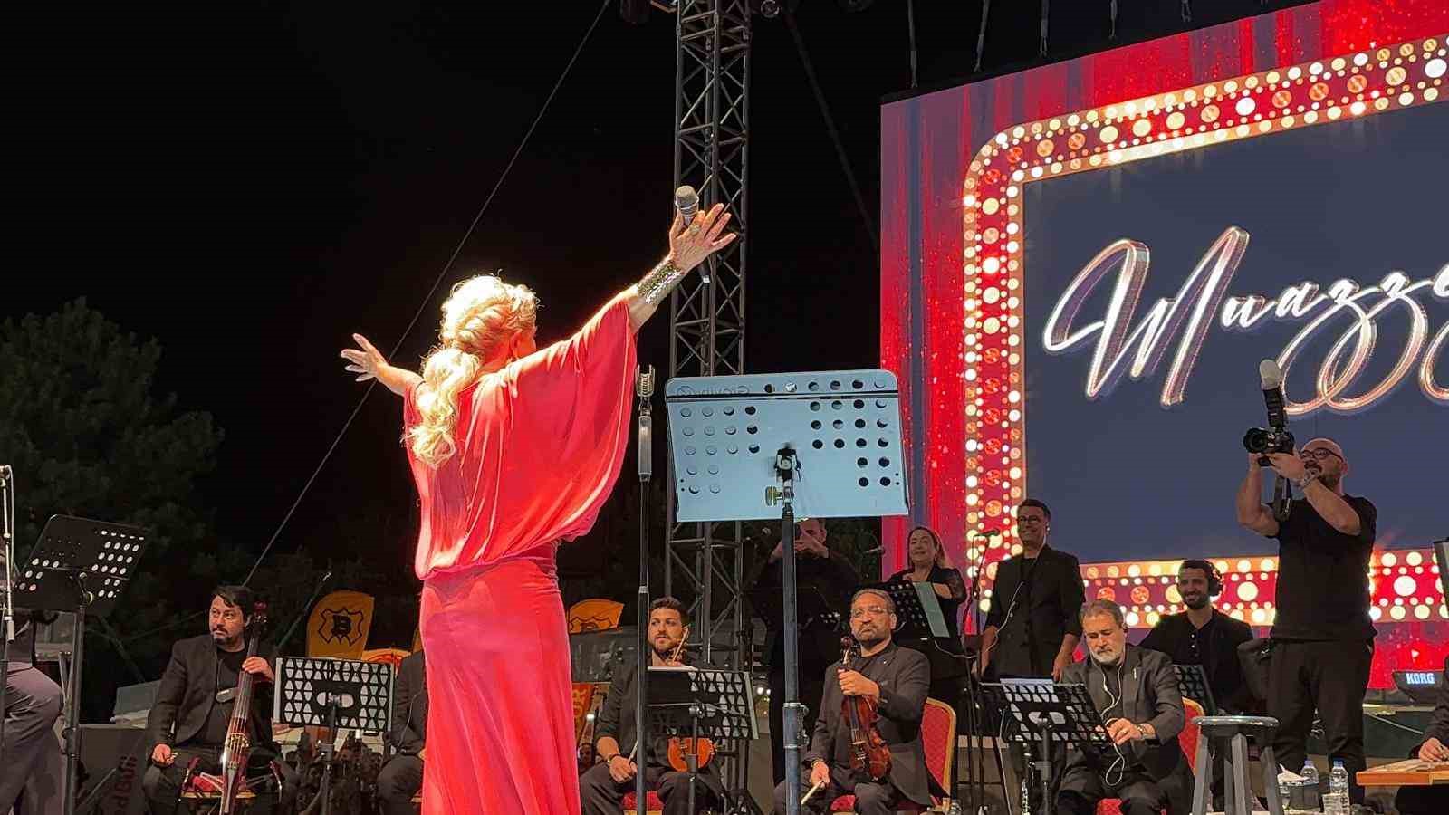 Muazzez Ersoy, Kayseri’de sahne aldı