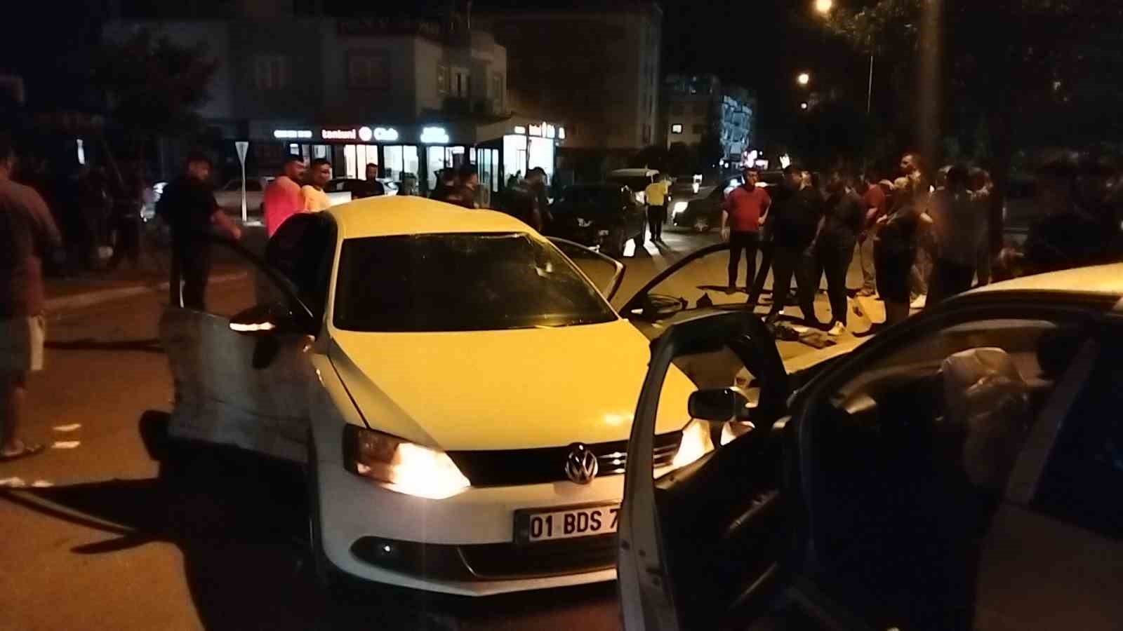Kavşakta feci kaza: 3 otomobil hurdaya döndü, 7 kişi yaralandı