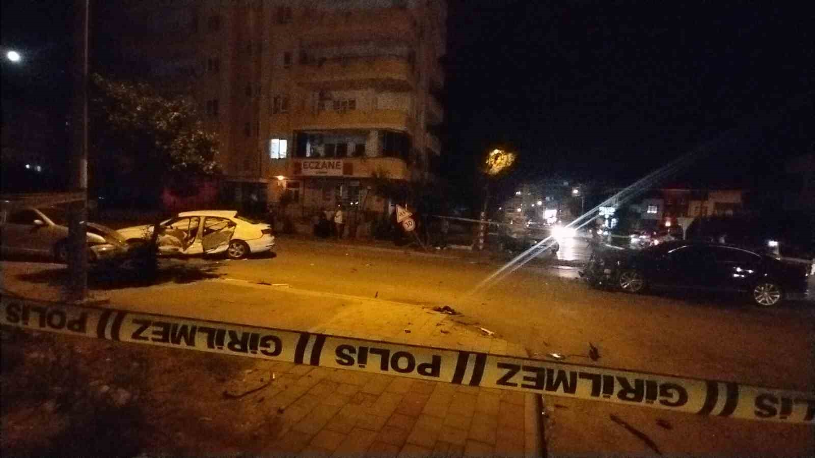 Kavşakta feci kaza: 3 otomobil hurdaya döndü, 7 kişi yaralandı