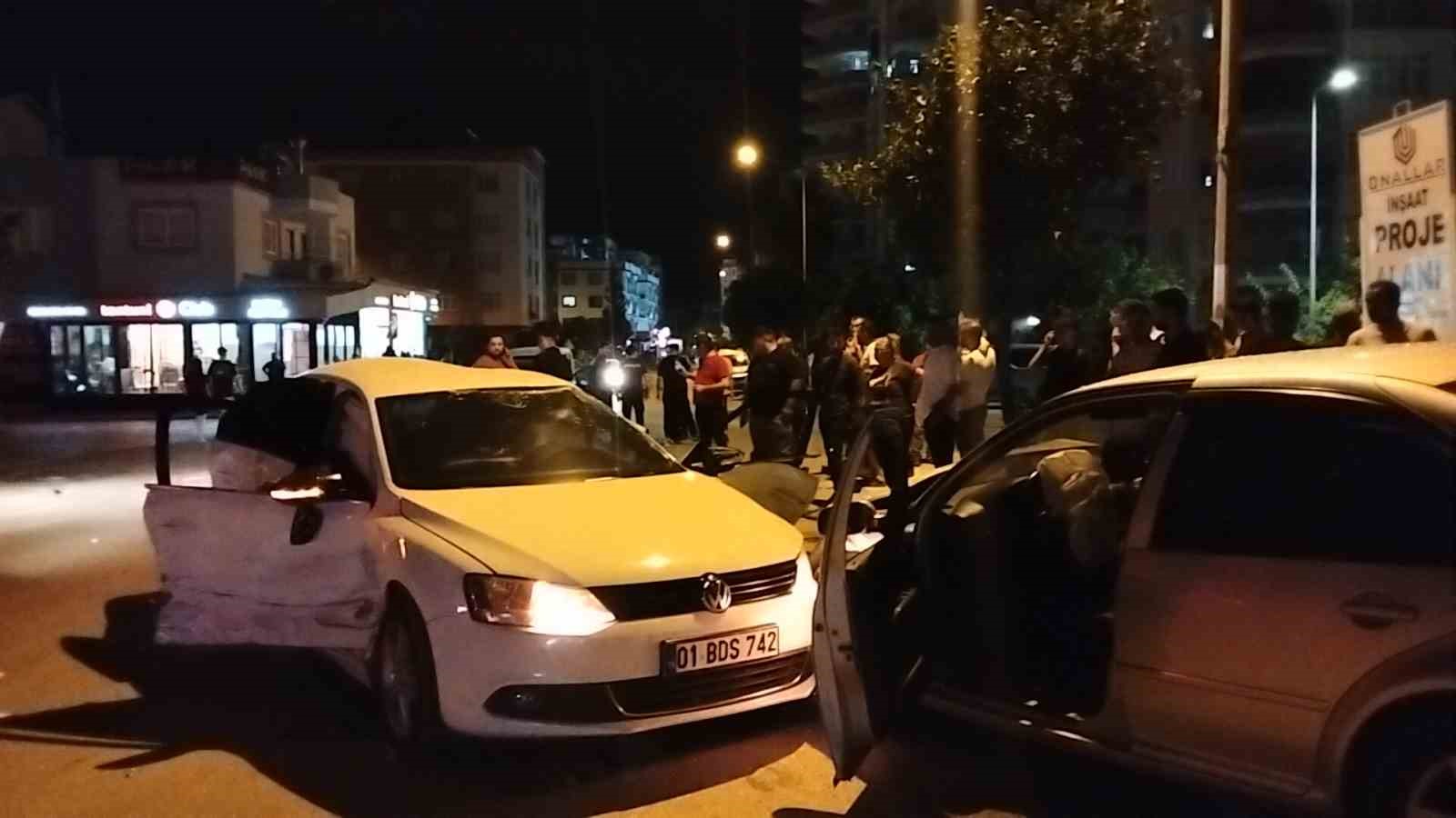 Kavşakta feci kaza: 3 otomobil hurdaya döndü, 7 kişi yaralandı