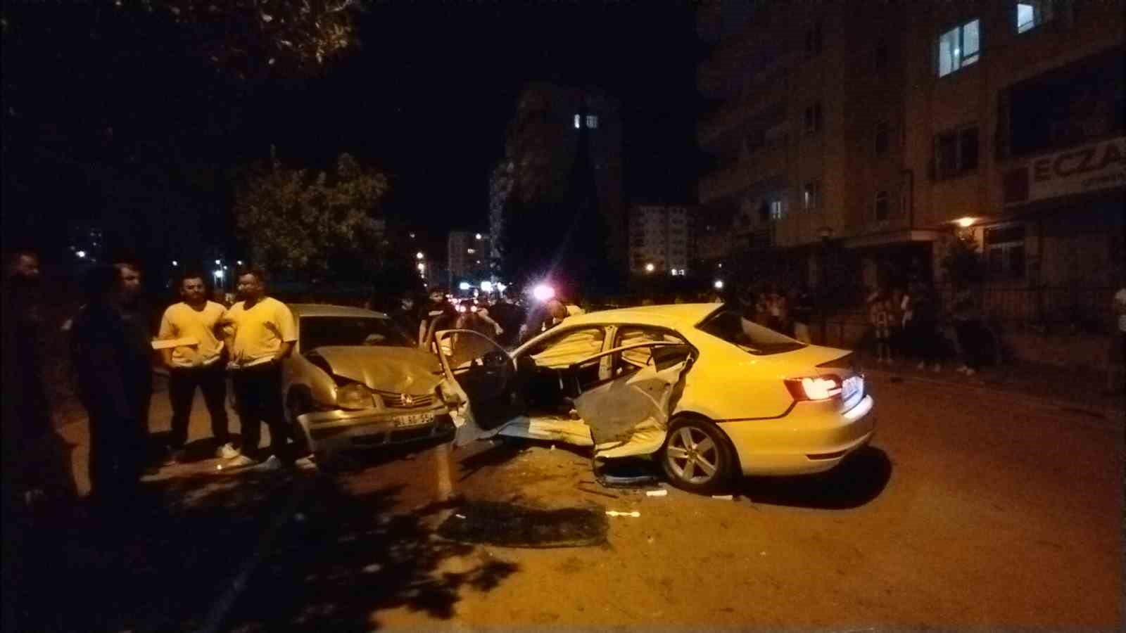 Kavşakta feci kaza: 3 otomobil hurdaya döndü, 7 kişi yaralandı