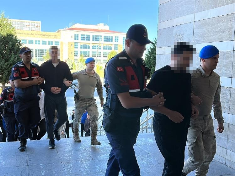 Uşak’ta belediye şirketlerinde sigortalı gösterilip Yalım’ın işletmelerinde çalışanlarına yönelik operasyonda 9 kişi tutuklandı