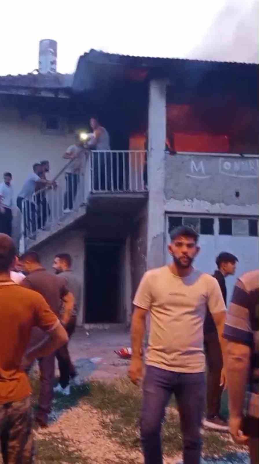 Karabük’te iki katlı evde yangın
