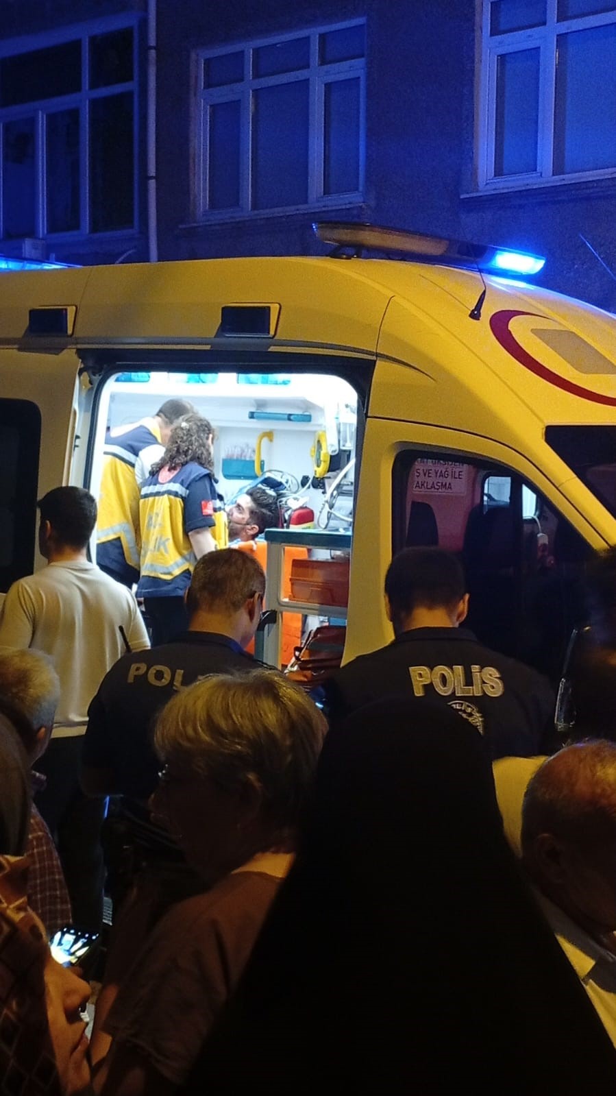 Küçükçekmece’de çatı katında çıkan yangında 1 kişi yaralandı