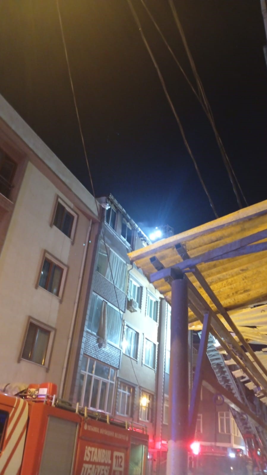 Küçükçekmece’de çatı katında çıkan yangında 1 kişi yaralandı