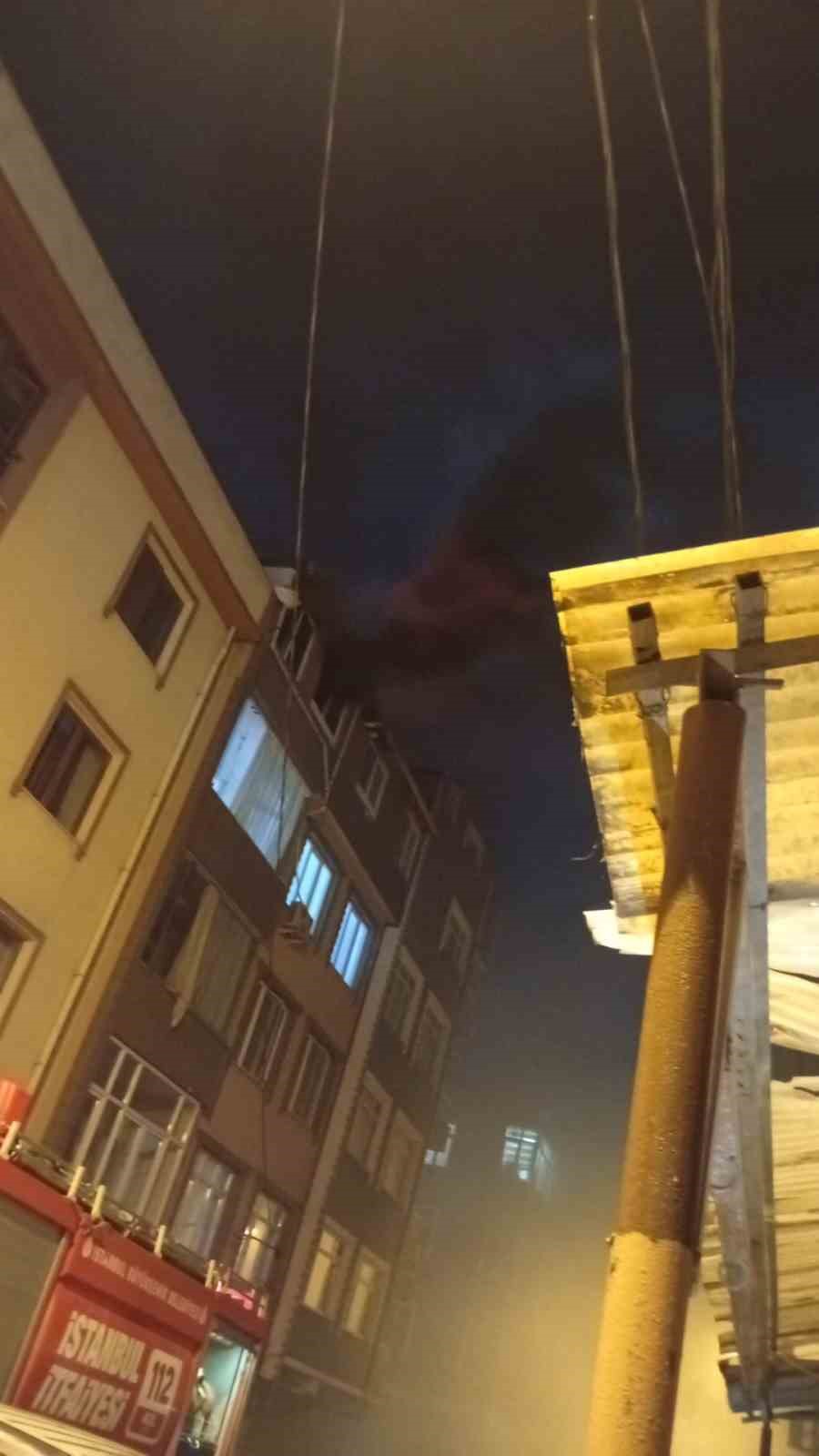 Küçükçekmece’de çatı katında çıkan yangında 1 kişi yaralandı