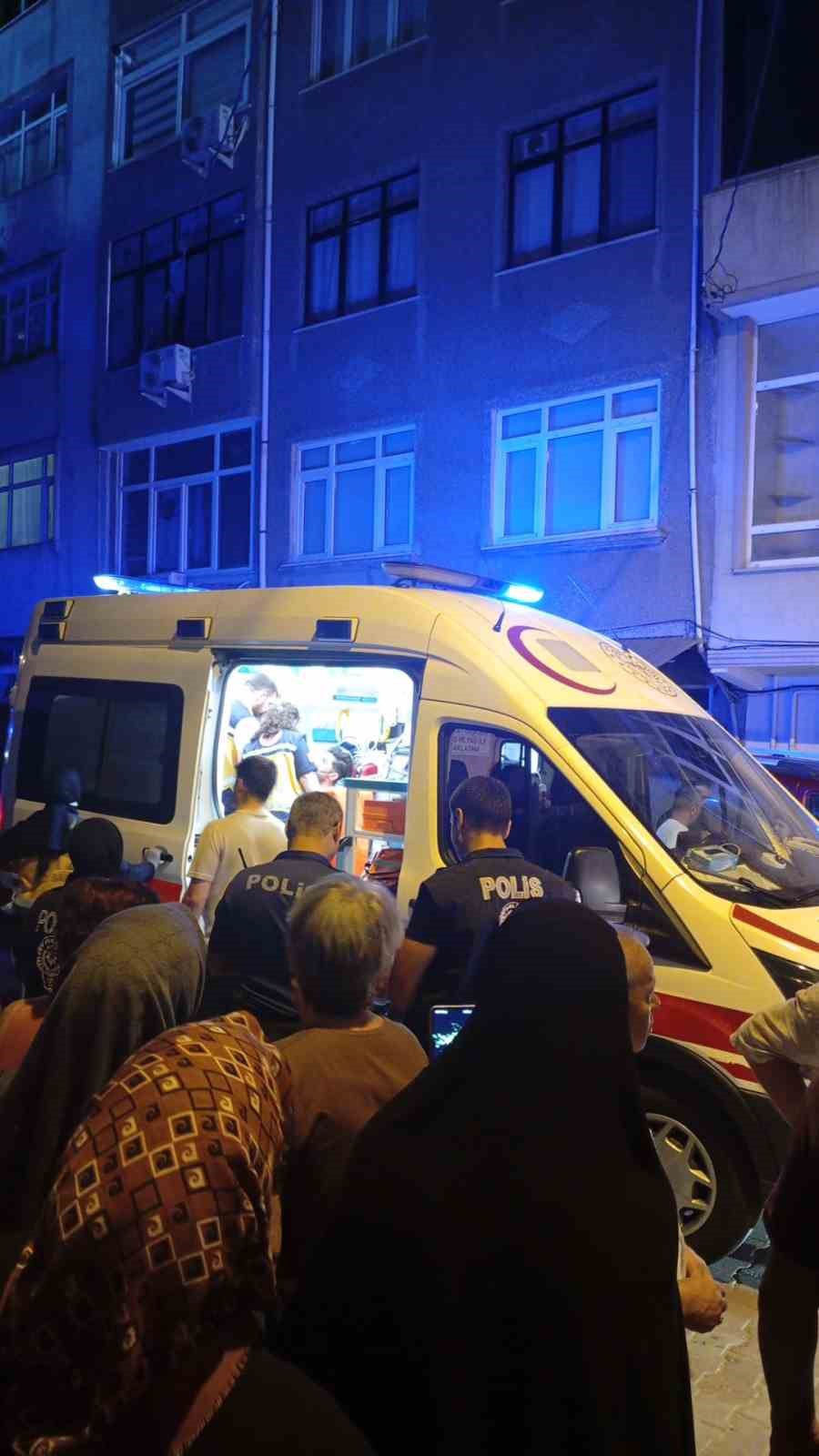 Küçükçekmece’de çatı katında çıkan yangında 1 kişi yaralandı