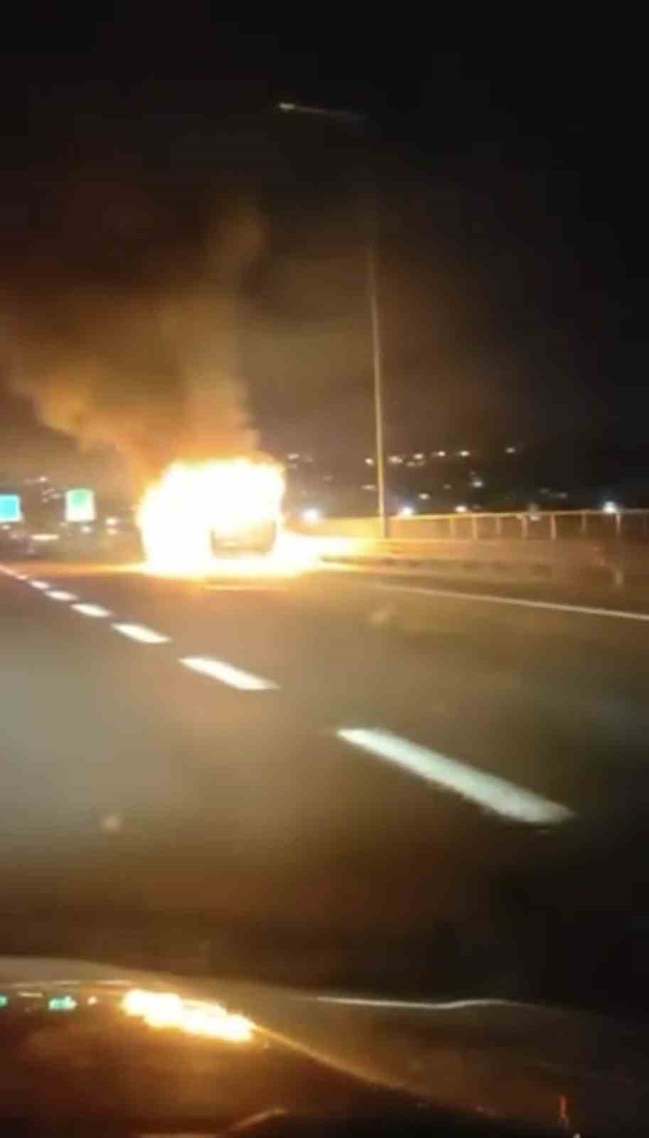 TEM Otoyolu’nda minibüs alev alev yandı