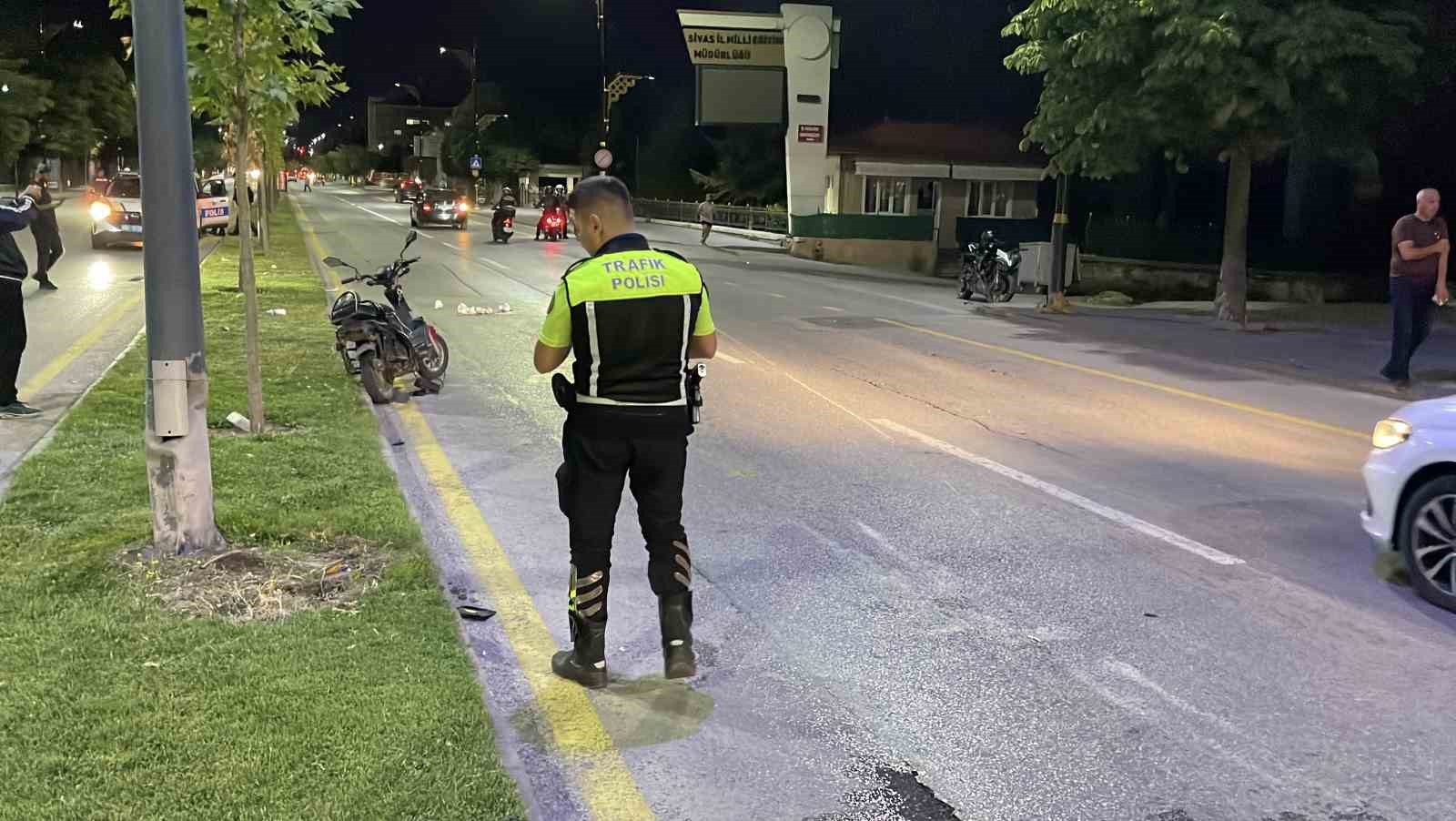 Sivas’ta motosiklet ile elektrikli bisiklet çarpıştı: 2 ağır yaralı