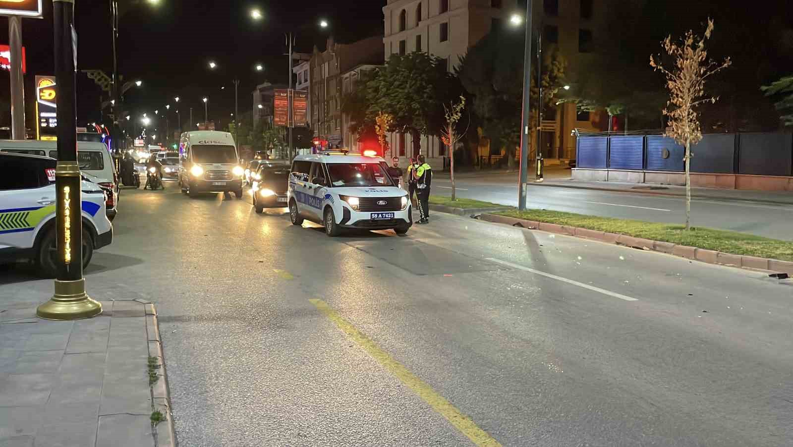 Sivas’ta motosiklet ile elektrikli bisiklet çarpıştı: 2 ağır yaralı