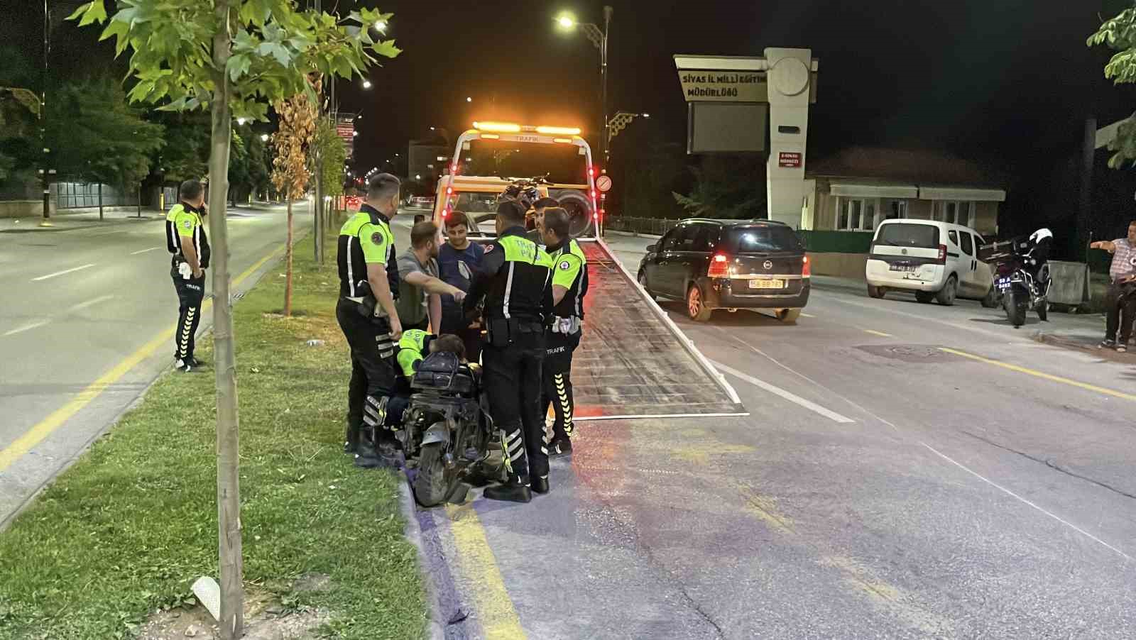 Sivas’ta motosiklet ile elektrikli bisiklet çarpıştı: 2 ağır yaralı