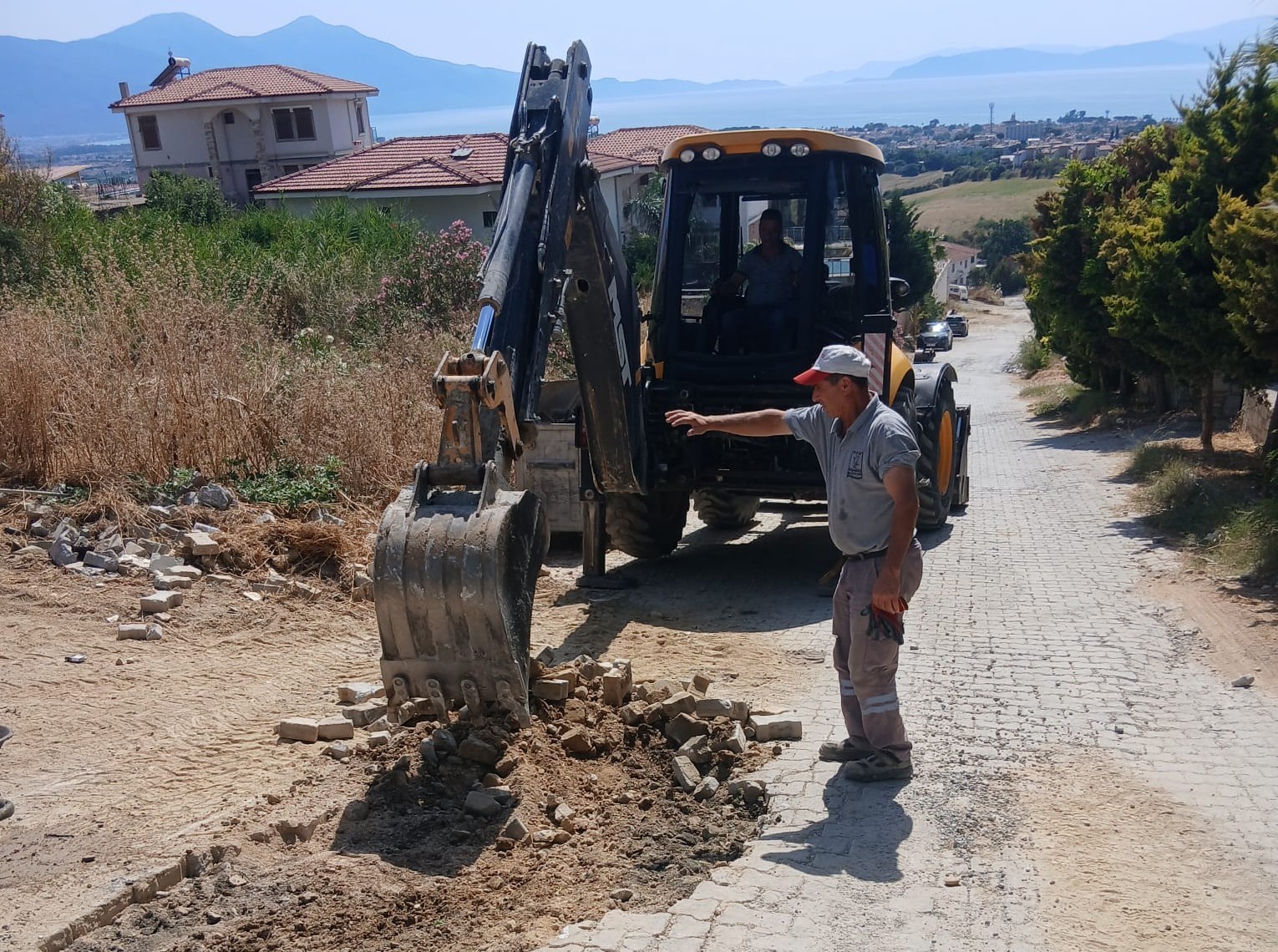 Kuşadası’nda eskiyen yollar yenileniyor