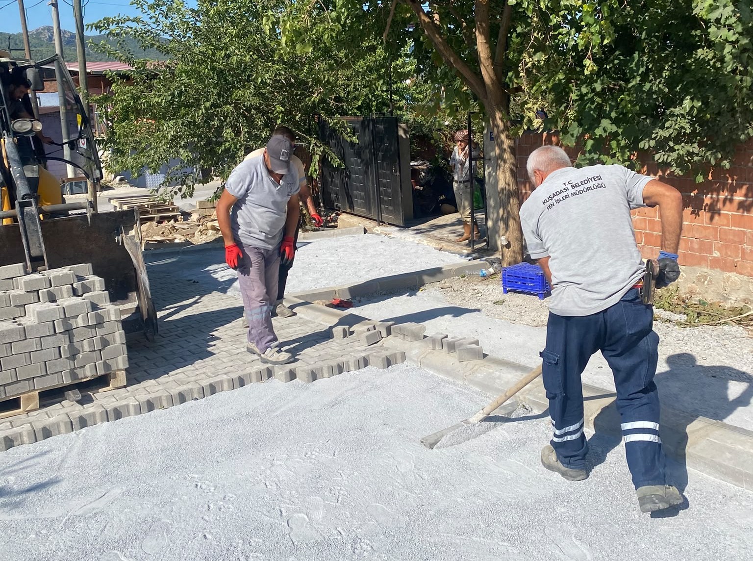 Kuşadası’nda eskiyen yollar yenileniyor
