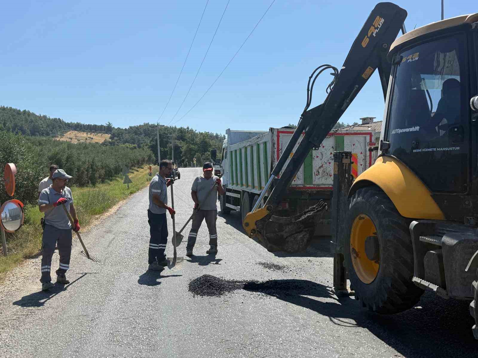 Kuşadası’nda eskiyen yollar yenileniyor