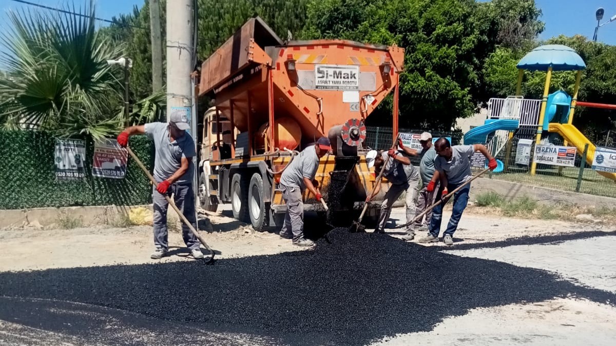 Kuşadası’nda eskiyen yollar yenileniyor