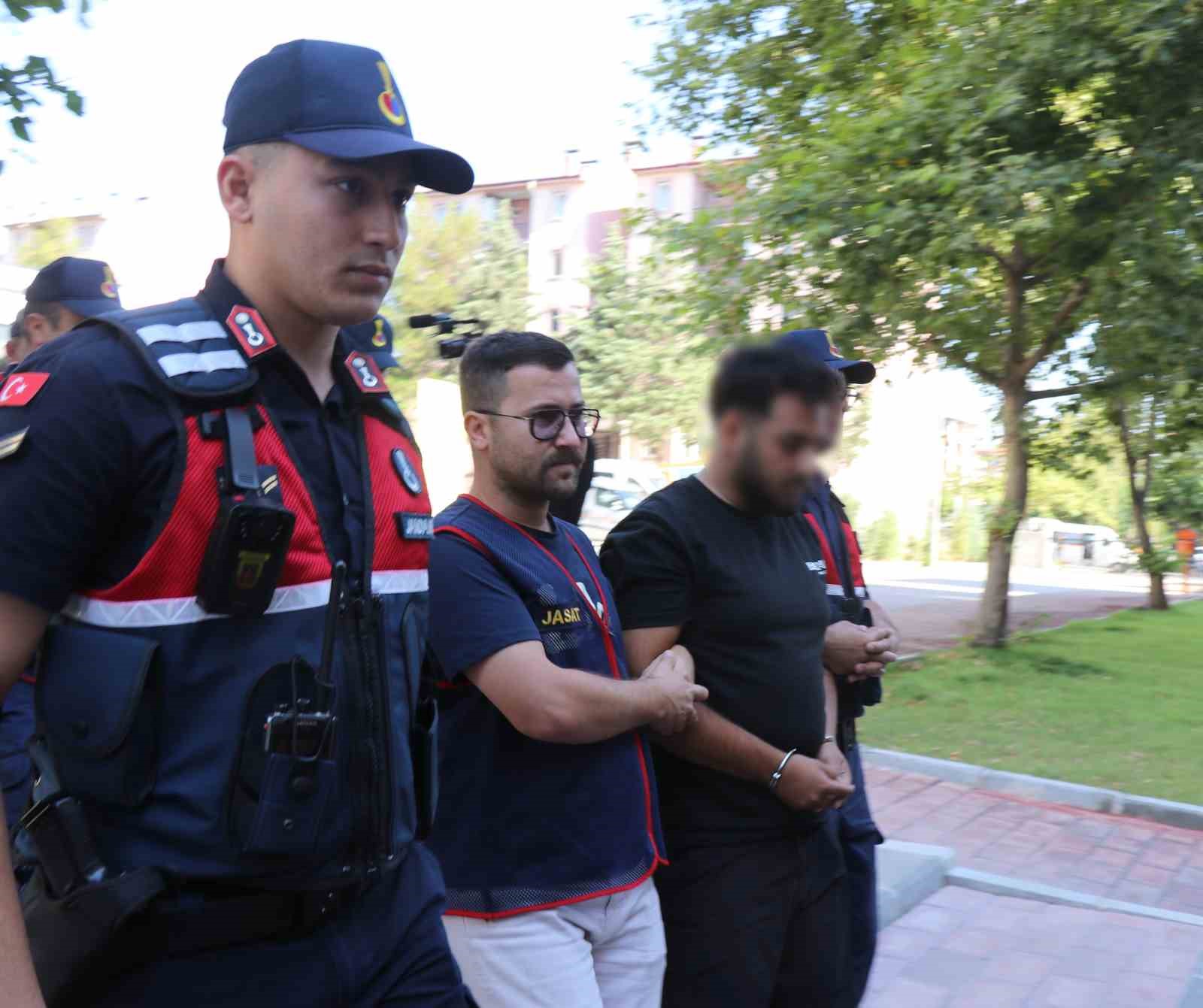Dolandırıcılar, kuryelerini sosyal medyadan verilen ‘günlük dolgun ücretli’ iş ilanlarıyla bulmuş