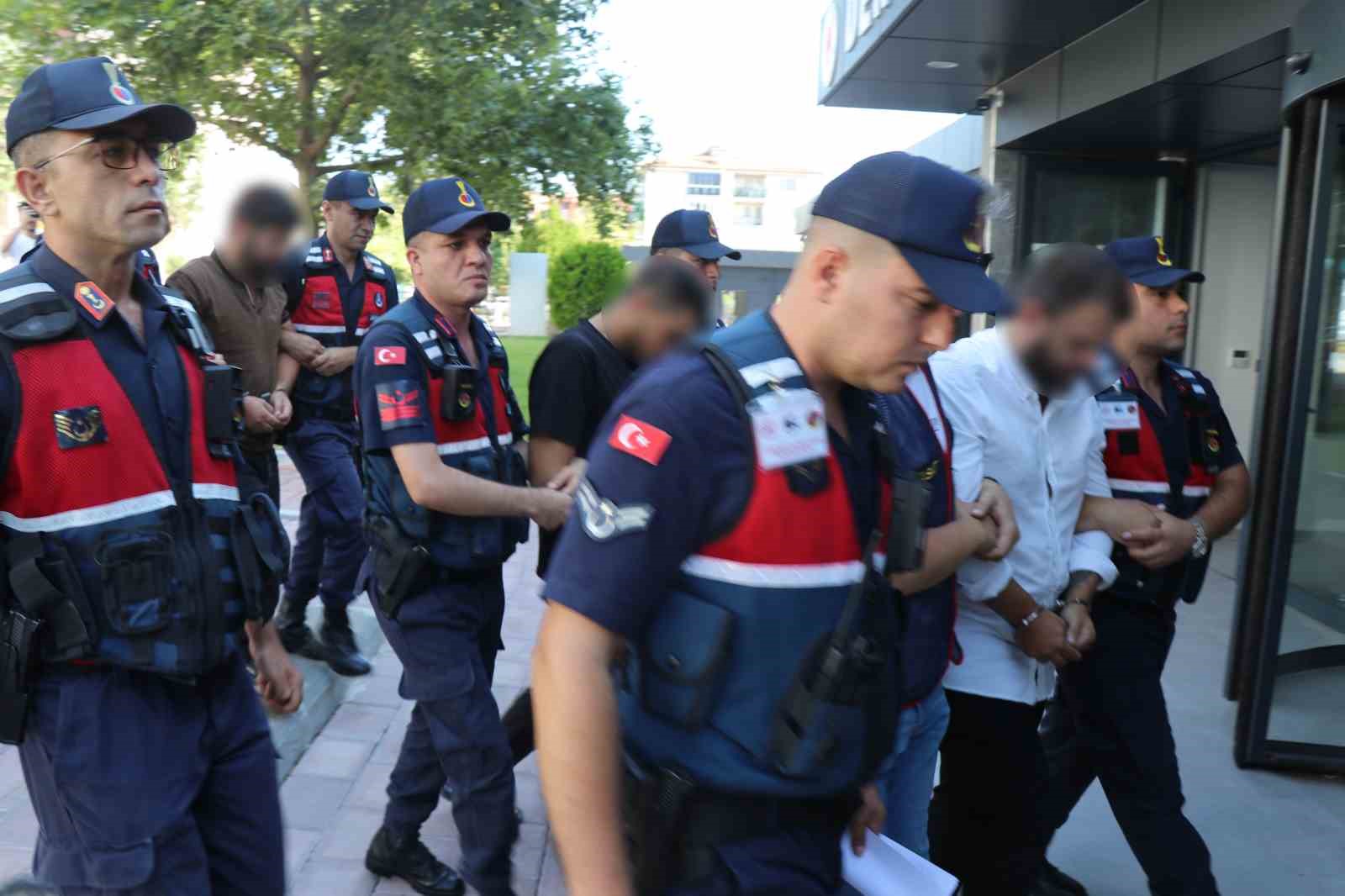 Dolandırıcılar, kuryelerini sosyal medyadan verilen ‘günlük dolgun ücretli’ iş ilanlarıyla bulmuş