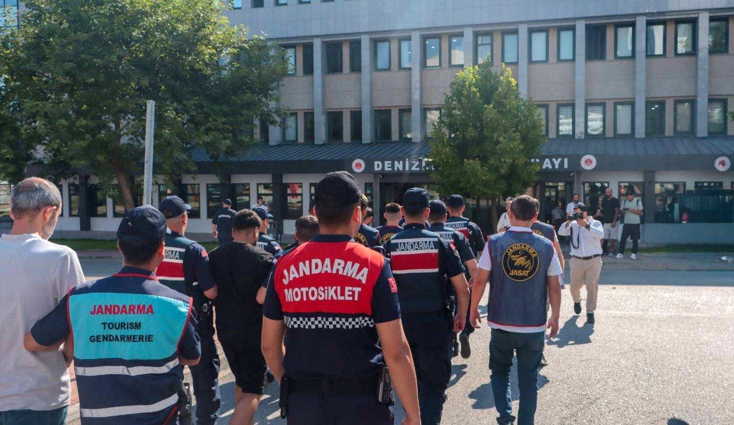 Dolandırıcılar, kuryelerini sosyal medyadan verilen ‘günlük dolgun ücretli’ iş ilanlarıyla bulmuş