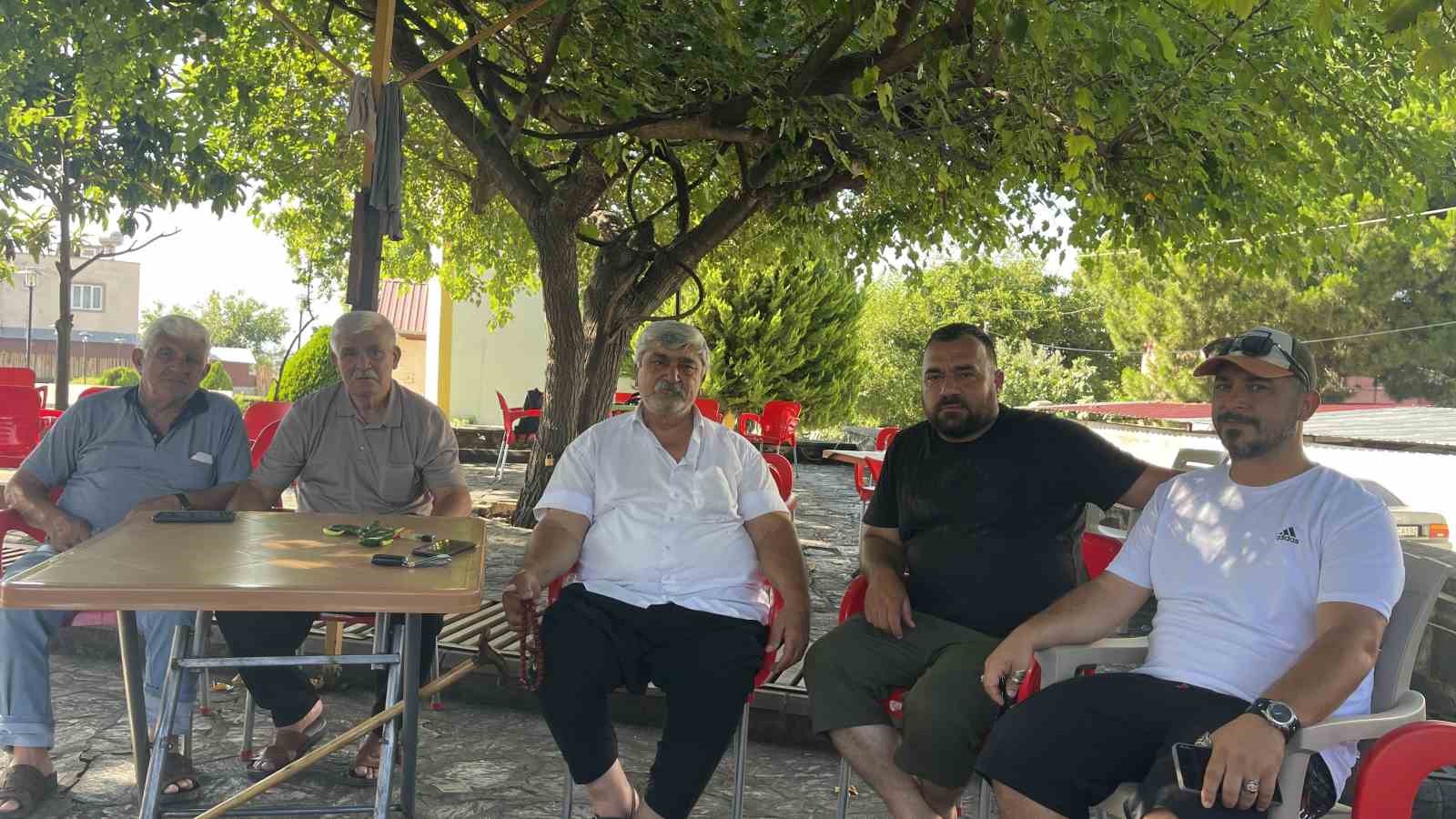 Osmaniye’de 260 yıllık çınar yaz sıcağında doğal klima oluyor